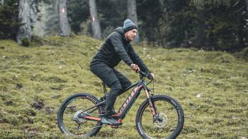 E-Bike fahren im Wald