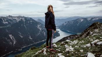 Frau genießt Aussicht auf Achensee