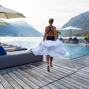Frau vor Infinity Pool im Entners