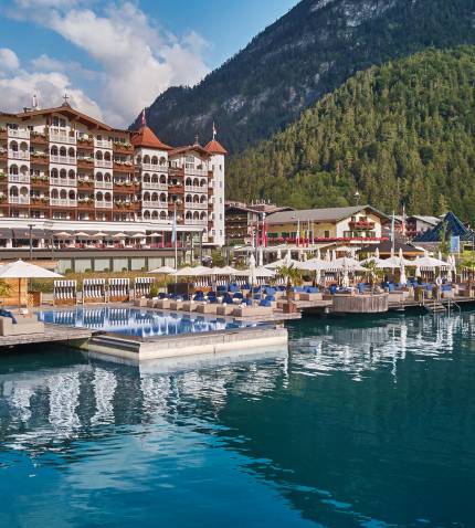 Hotel Entners am Achensee mit Infinitypool im Sommer