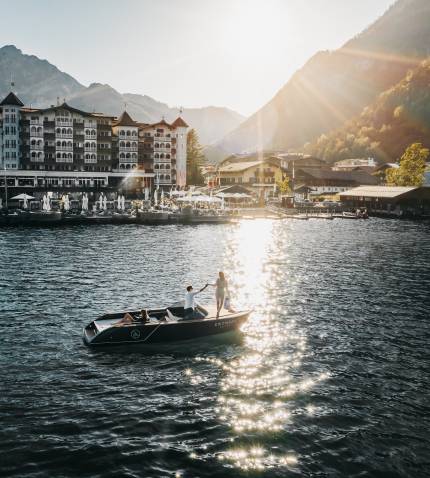 Boot auf dem Achensee vor dem Entners im Sonnenschein