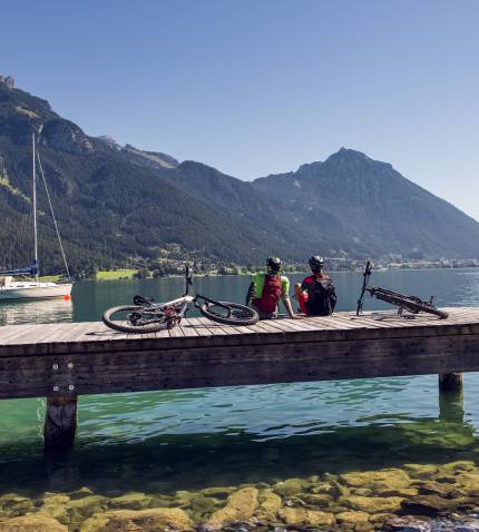 Radfahrer entpannen am Achensee