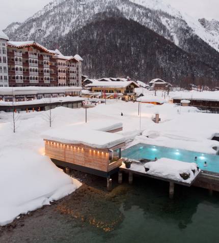Schneebedecktes Hotel Entners am Achensee