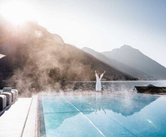 Frau in Bademantel an Entners Infinity Pool