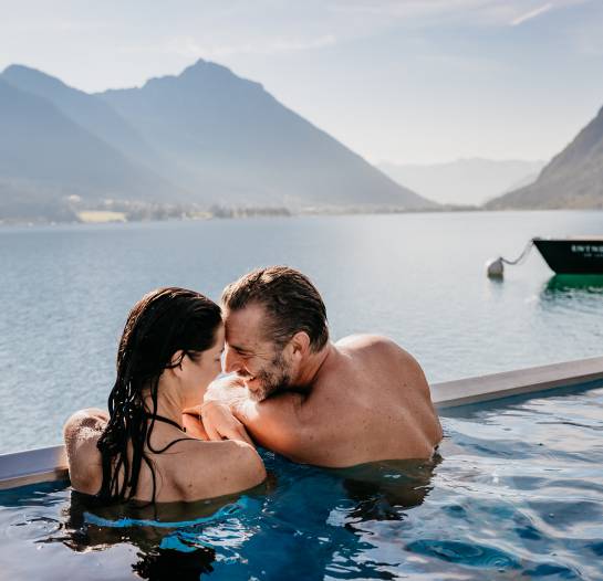 Paar im Infinitypool im Achensee