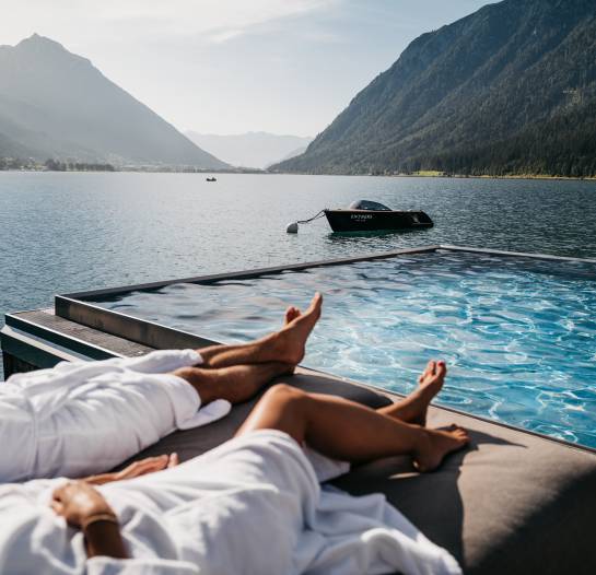 Paar relaxed an Entners Infinity Pool