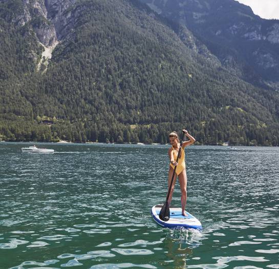 Frau im Badeanzug mit Stand-up-Paddle auf Achensee