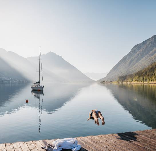 Sprung in den Achensee am Morgen
