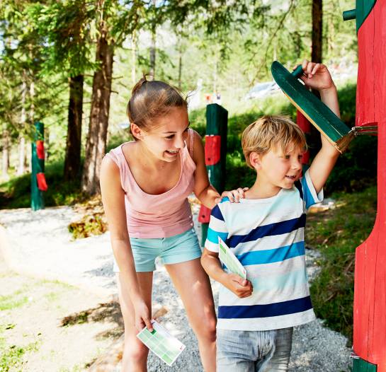 Kinder spielen Wusel-Seeweg am Achensee