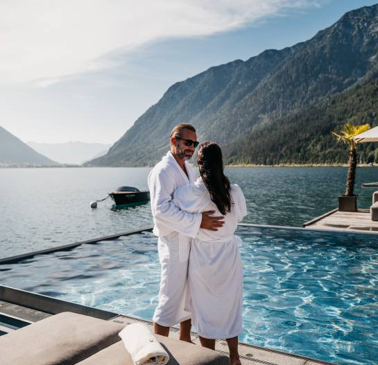 Paar an Entners Infinity Pool