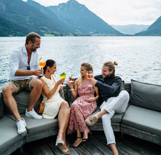 Freunde mit Cocktails in Entners Strandbar