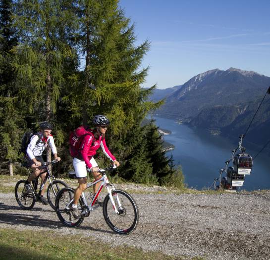 Radfahrer auf Bergradweg