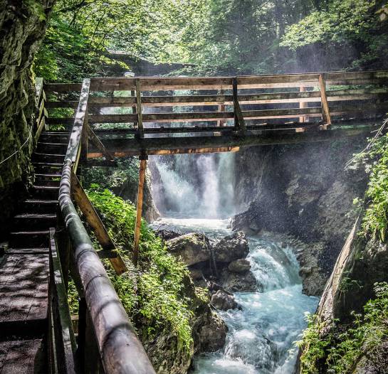 Holzbrücke in der Wolfsklamm in Stans