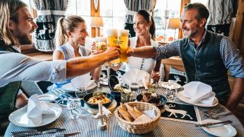 Freunde bei zünftigem Essen in Entners Stuben