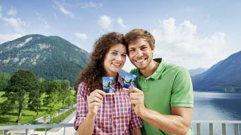 Paar mit Achenseecard am Achensee