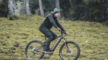 E-Bike fahren im Wald