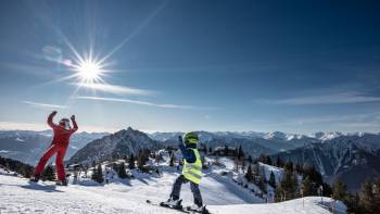 Kinder fahren auf Skipiste