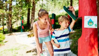 Kinder spielen Wusel-Seeweg am Achensee