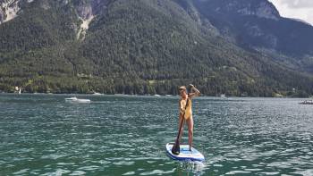 Frau im Badeanzug mit Stand-up-Paddle auf Achensee