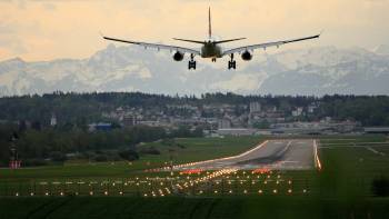 Flugzeug im Anflug auf Flughafen