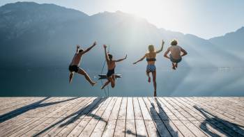 Freunde springen in den Achensee