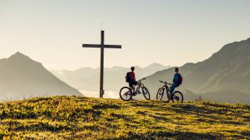 Radfahrer am Gipfelkreuz