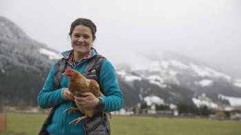 Frau mit Huhn auf dem Arm