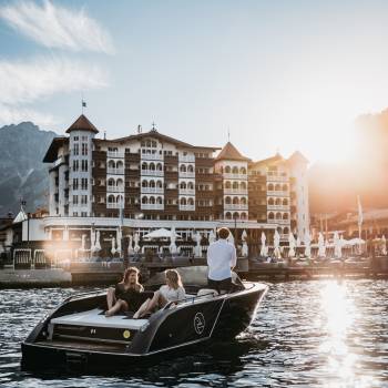 Freunde auf E-Boot vor Entners am See