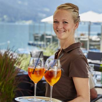 Aperol Spritz serviert in Entners Strandbar