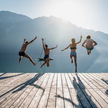 Paare springen in den Achensee