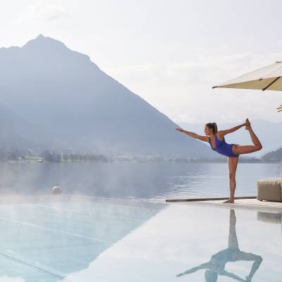 Yoga an Entners Infinity Pool