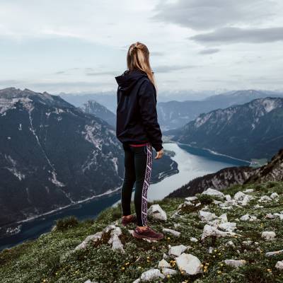 Wanderin blickt auf Achensee