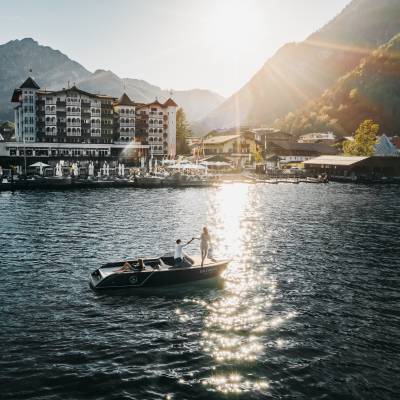 Paar auf E-Boot auf dem Achensee