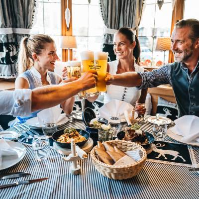 Freunde beim zünftigen Essen in Entners Stuben