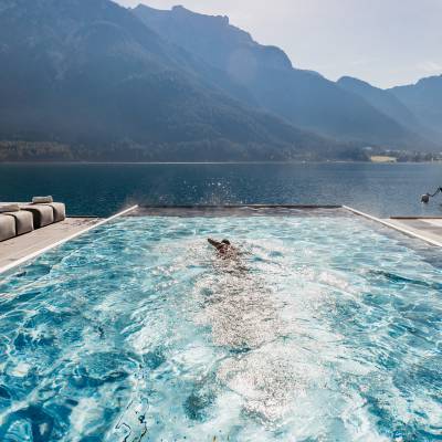 Gast schwimmt in Entners Infinity Pool