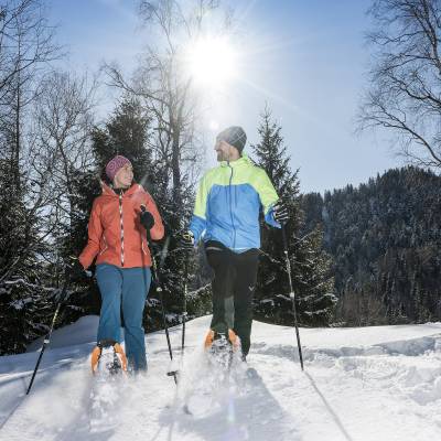 Paar beim Schneeschuhwandern im Winterurlaub