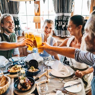 Paare bei herzhaftem Essen und Weißbier