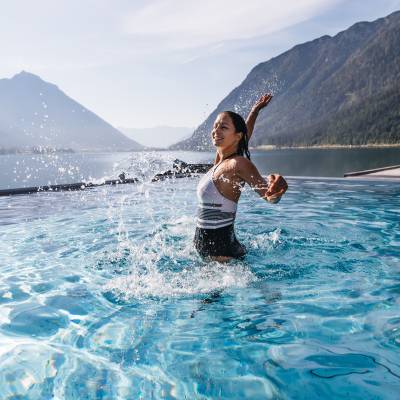 Frau im Bademantel in Entners Infinity Pool