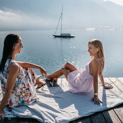 Frauen beim Relaxen am See