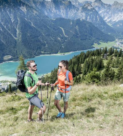 Paar beim Wandern im Naturpark Karwendel