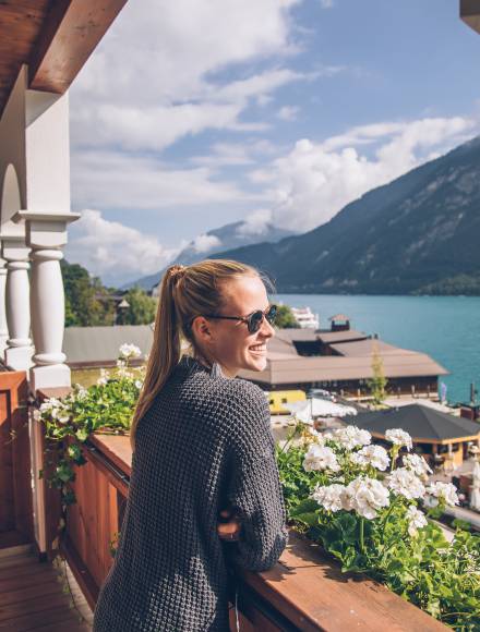 Frau blickt auf Achensee