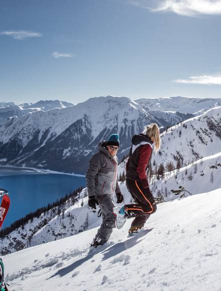 Paar im Naturpark Karwendel im Winter