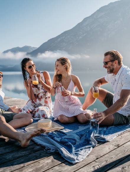 Zeit mit Freunden am See-Steg am Achensee