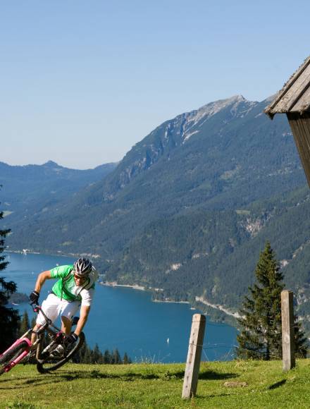 Radfahrer im Sprint auf den Berg