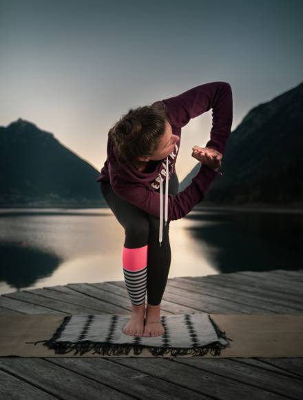 Yoga am See bei Abenddämmerung