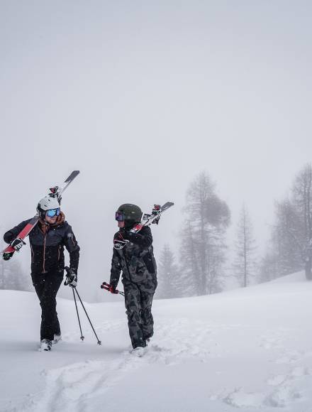Skifahrer bei dichtem Schnee auf Piste