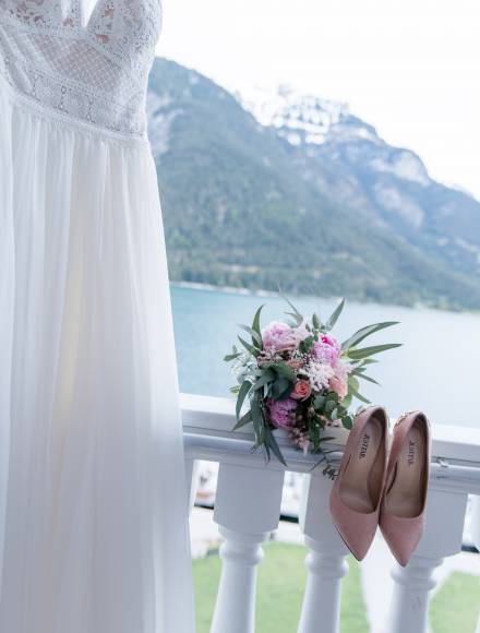 Hochzeitskleid, rosa Schuhe und  Hochzeitsstrauß