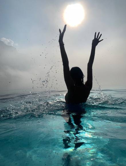 Frau im Infinity Pool