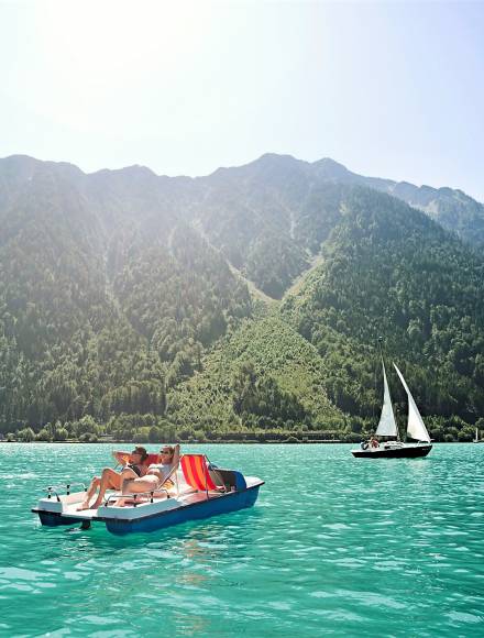 Frauen auf Tretboot auf Achensee