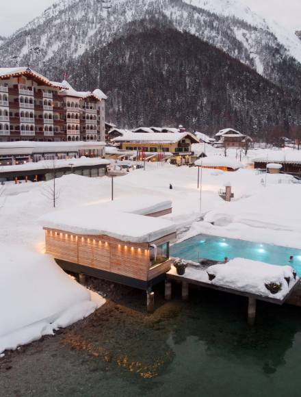 Schneebedecktes Hotel Entners am Achensee